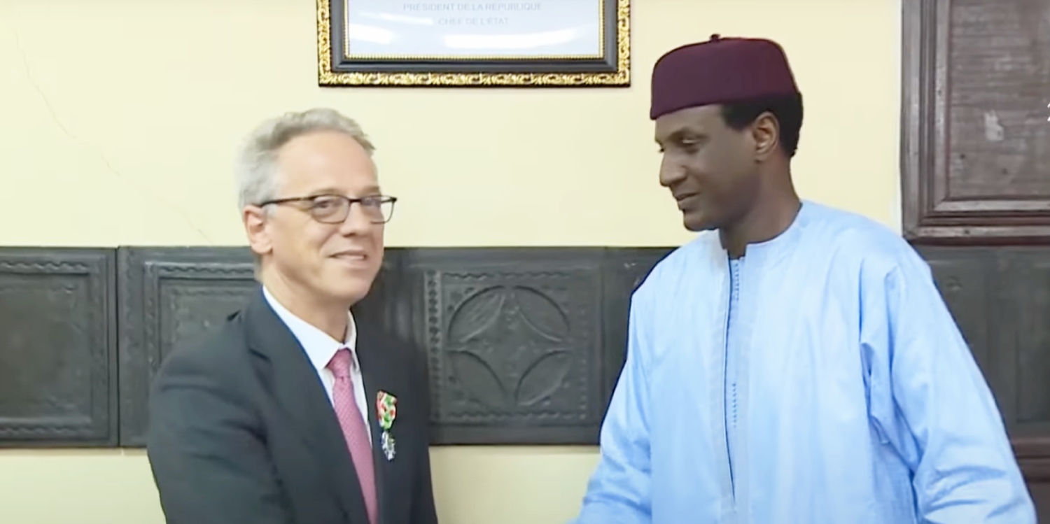 banque mondiale au niger le premier ministre eleve han fraeters au grade dofficier de lordre du merite
