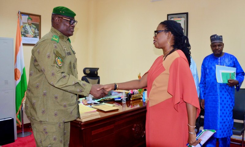 le general Mohamed Toumba accueille mme Mama Keita nouvelle coordinatrice de lonu au niger