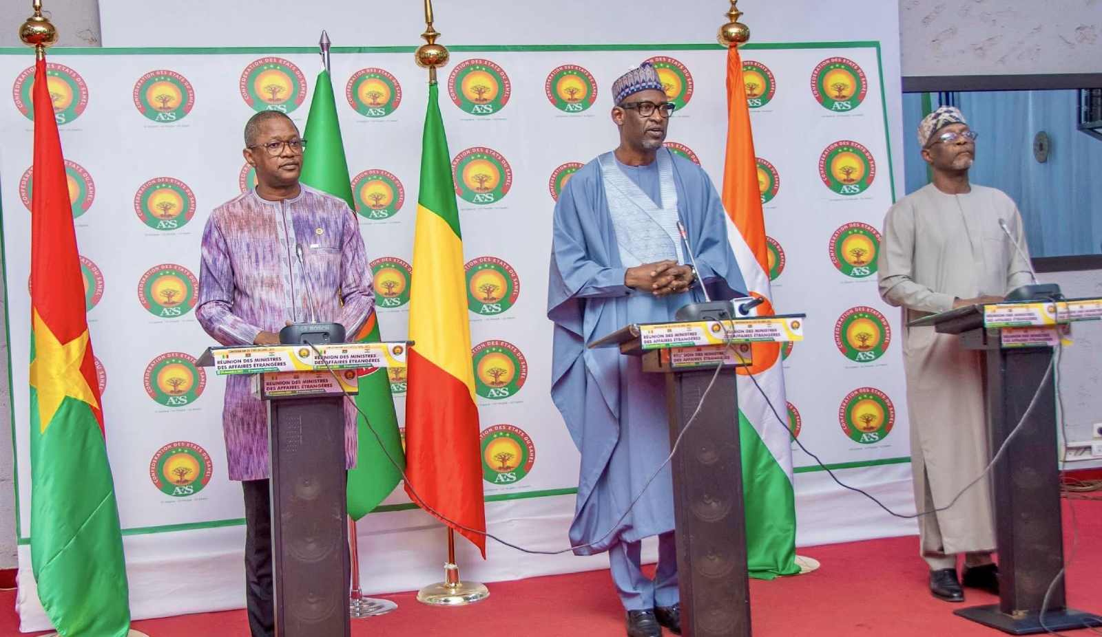 confederation des etats du sahel aes les ministres des affaires etrangeres renforcent la coordination diplomatique a ouagadougou