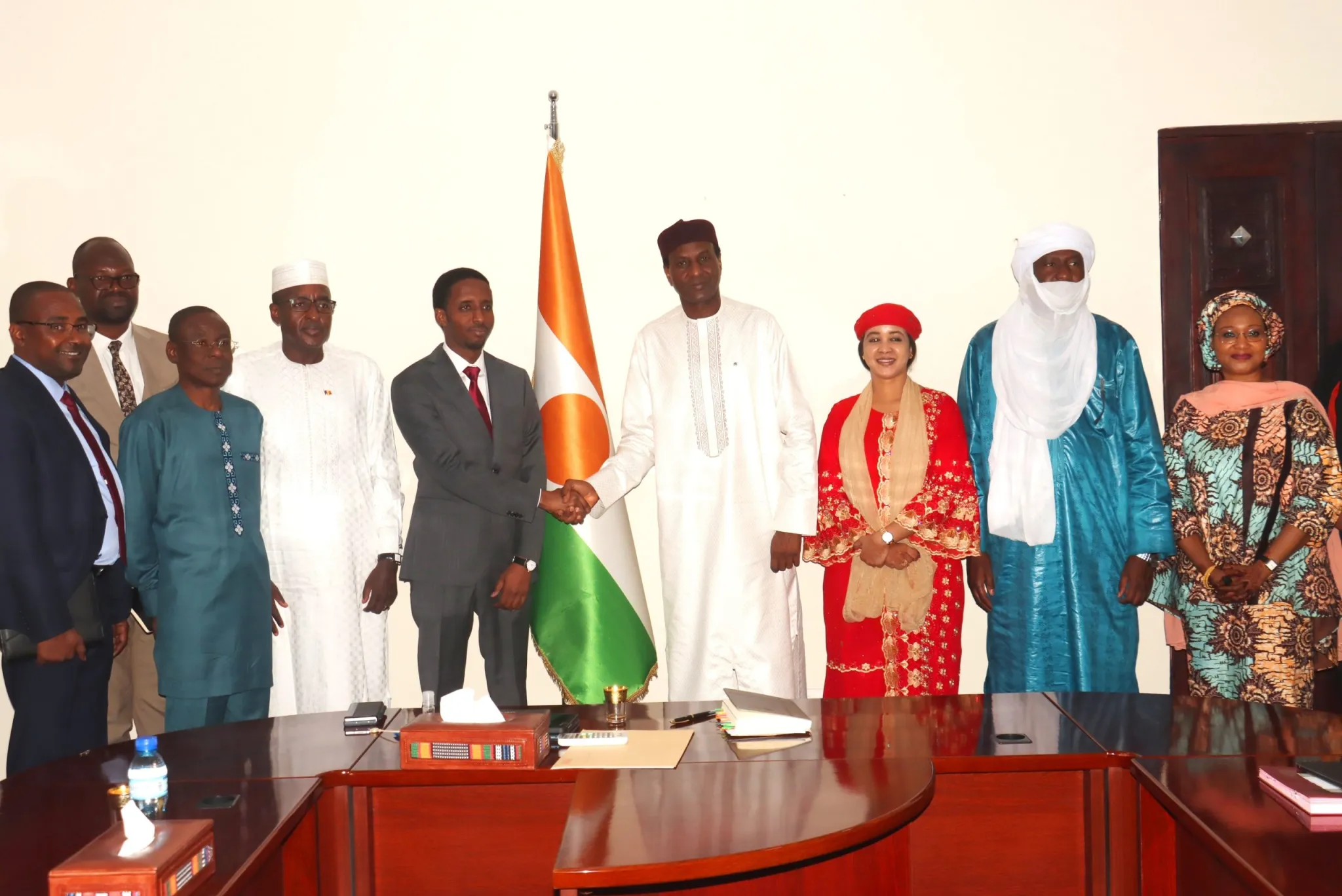 une delegation tchadienne recue par le premier ministre ali mahamane zeine signature dun accord de cooperation mediatique entre le tchad et le niger