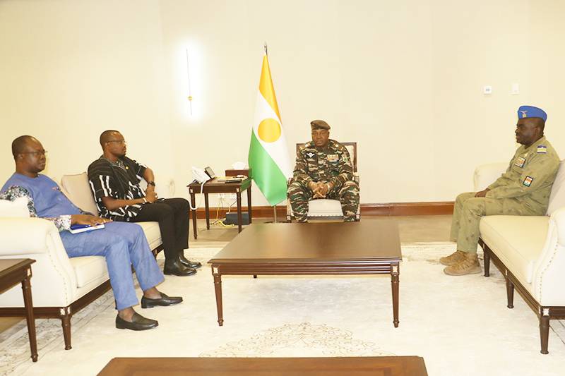 a la presidence de la republique le chef de letat recoit le ministre detat de la communication de la culture des arts et du tourisme du burkina faso