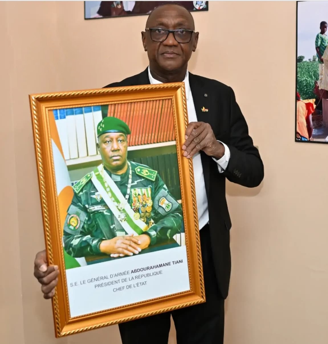 la presidence du niger annonce la publication officielle de la photo du chef de letat