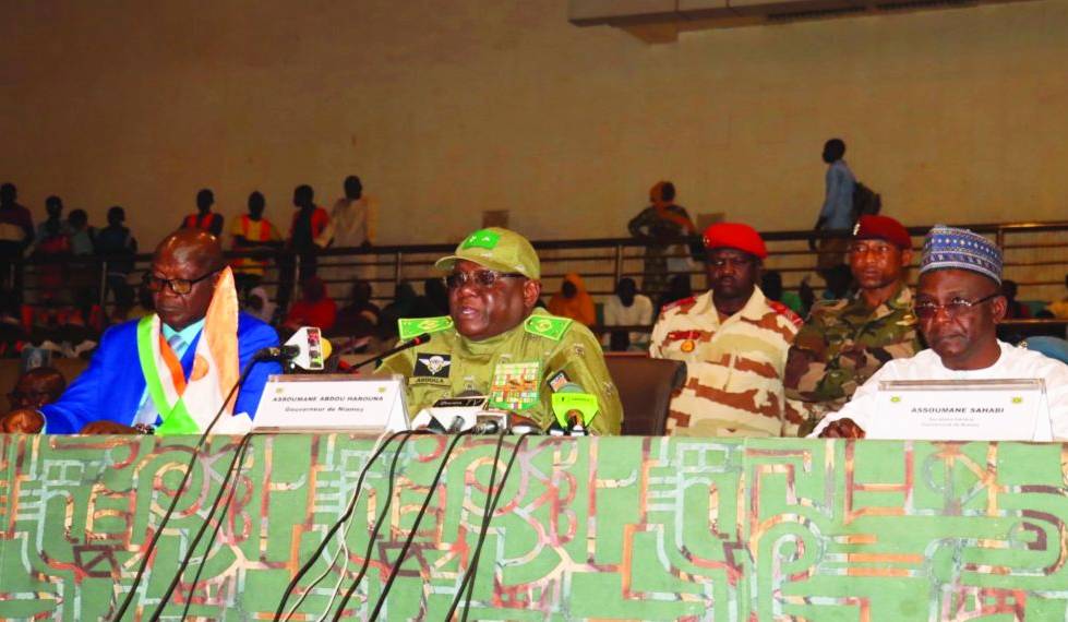 sensibilisation a niamey le gouverneur de niamey explique le contenu du message du president du cnsp aux populations