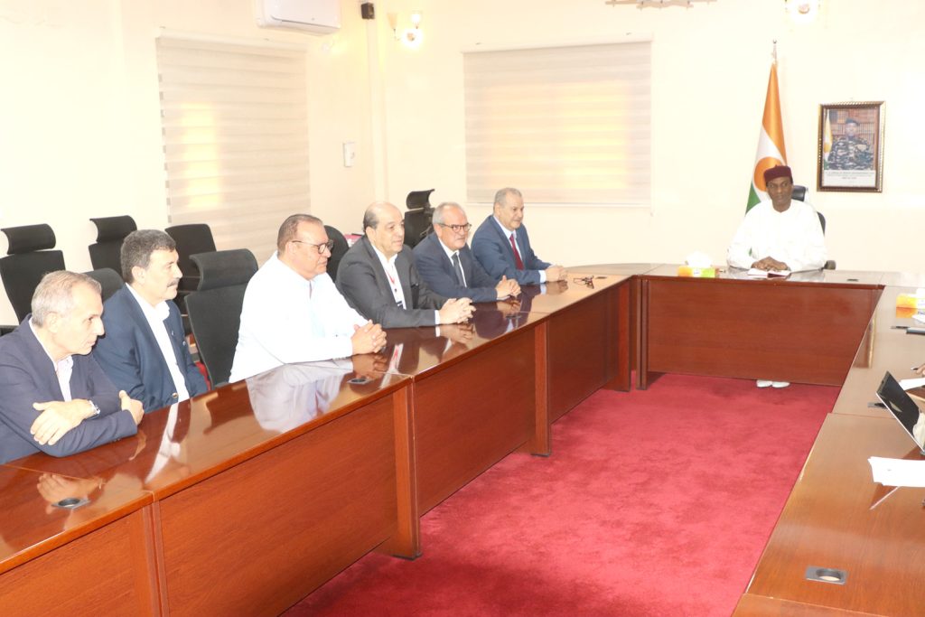 PM Ali Mahaman Lamine Zeine a recu hier matin a son cabinet une delegation dinvestisseurs tunisiens
