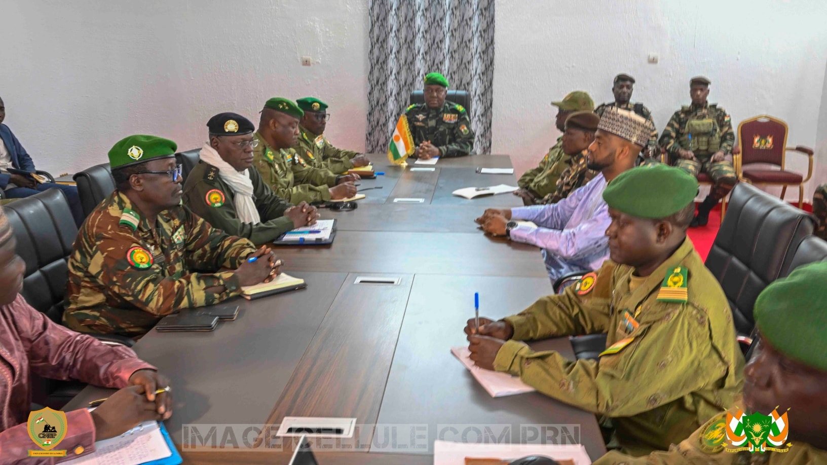 dosso en visite dans la region le president abdourahamane tiani preside une reunion elargie du conseil de securite