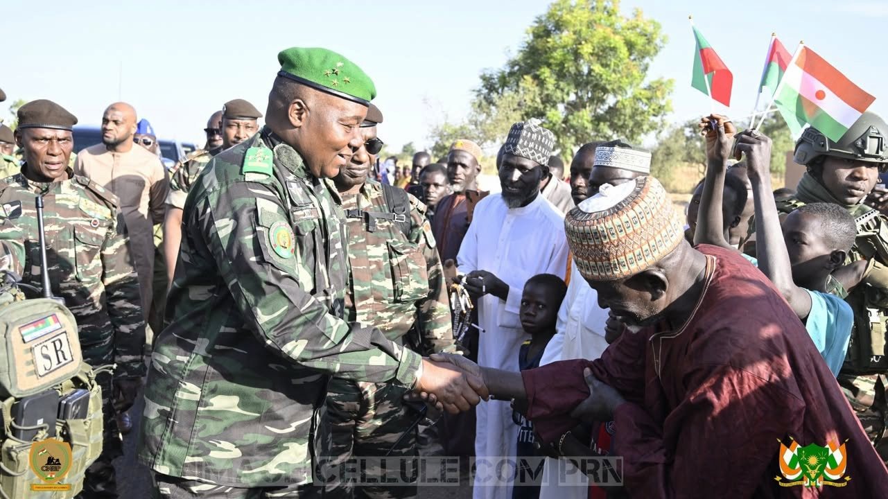 le president abdourahamane tiani poursuit sa tournee interieure etape chaleureuse dans la cite des djermakoyes