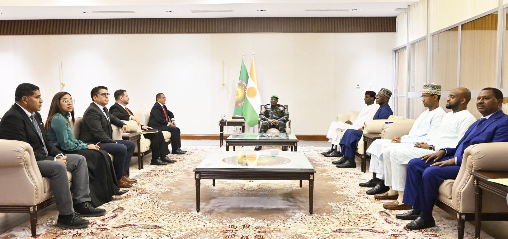 le president abdourahamane tiani recoit martinez navarro jovanny jose vice ministre venezuelien du pouvoir populaire des hydrocarbures et du petrole