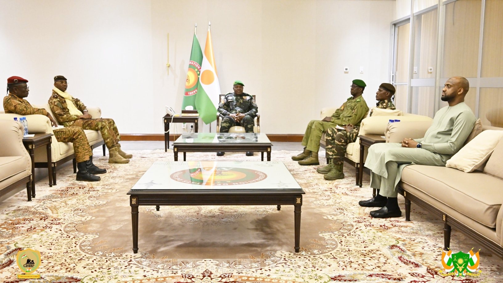 niger aes le president abdourahamane tiani recoit les ministres de la defense a niamey
