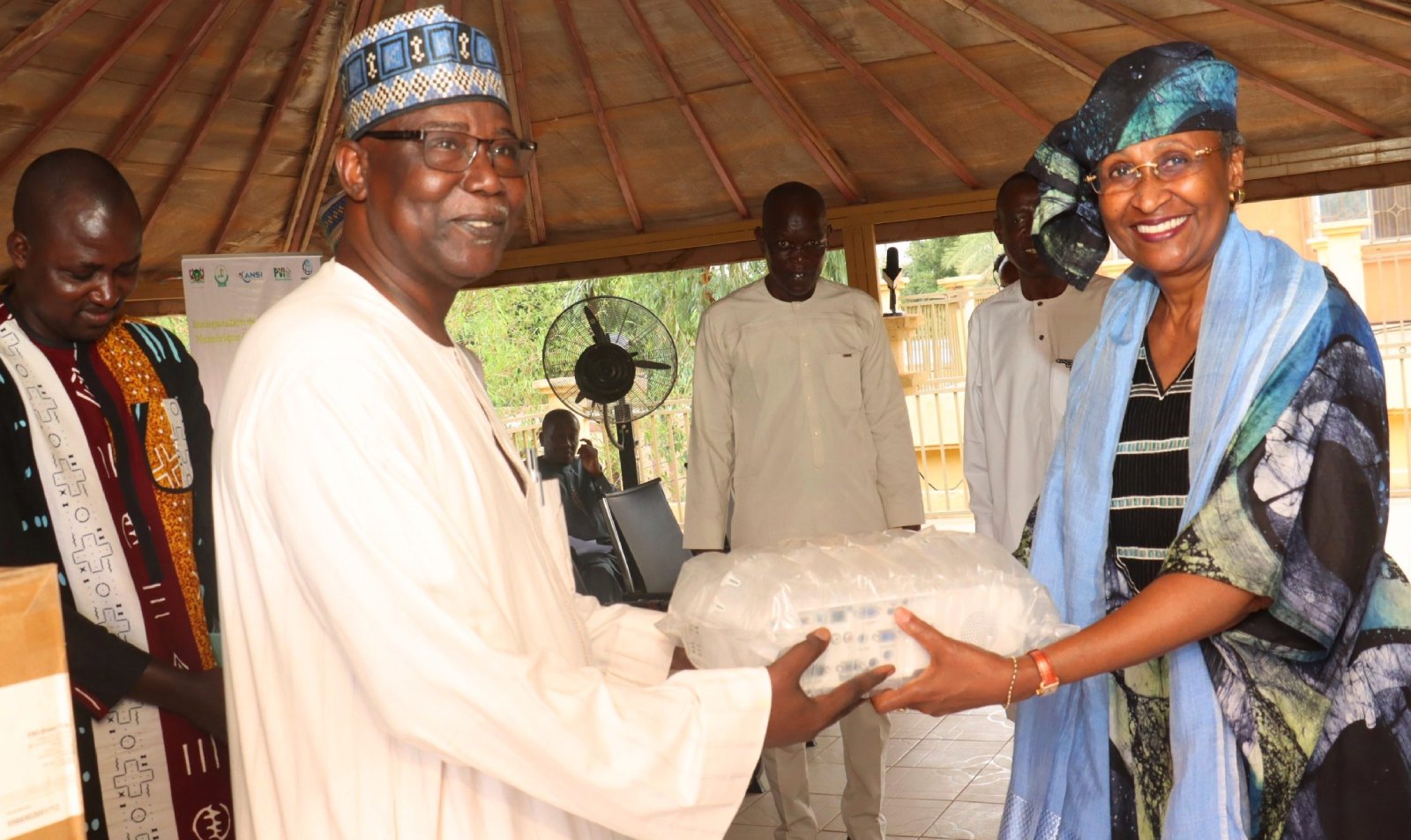 niger lansi equipe trois lycees dexcellence avec plus de 100 millions fcfa de materiel informatique