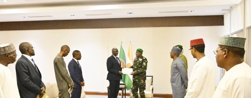 renforcement des relations niger senegal son excellence le general darmee abdourahamane tiani accueille birame diop et le candidat a la bad amadou hott