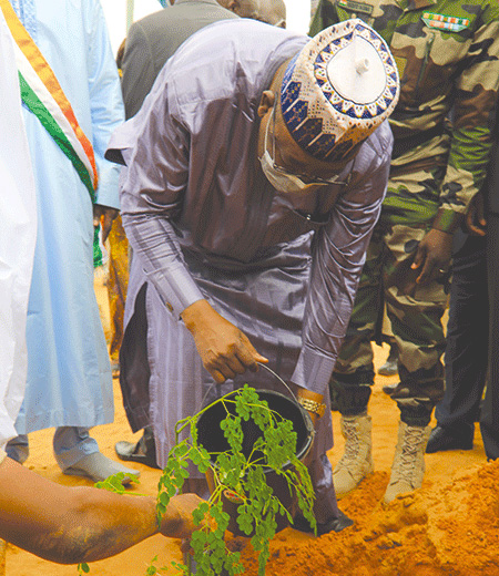 Cérémonie de plantation d’arbres à l’occasion de la célébration du 3 Août, à Niamey : « Le moringa c’est notre café, c’est notre cacao », dixit le Premier ministre Ouhoumoudou Mahamadou