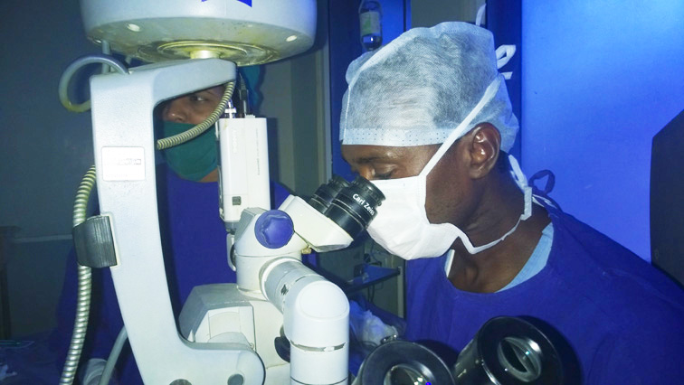 Chirurgie oculaire au bloc opératoire